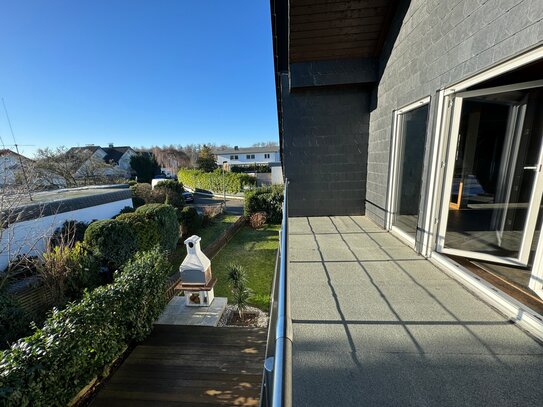 Bezugsfrei - Dachgeschosswohnung mit Sonnenbalkon und Garage in ruhiger Lage