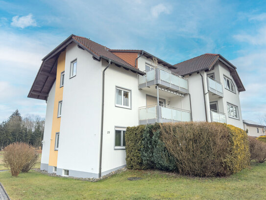 Helle 2-Zimmer-Wohnung mit Balkon, Garage und Keller in guter Lage von Dörfles-Esbach