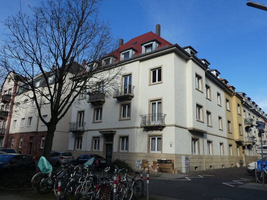 Gut vermietetes, teilsaniertes 8-Parteien-Haus in bester Lage