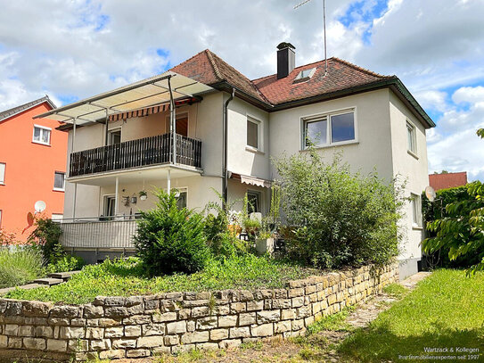 Zweifamilienhaus mit einer vermieteten und einer freien Wohnung sowie großem Garagengebäude