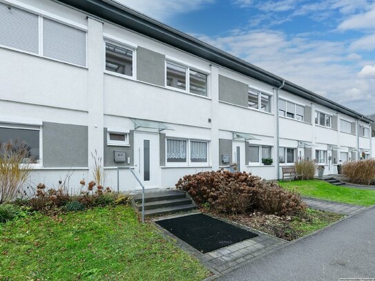 Modernes Reihenmittelhaus mit Garagen- und Außenstellplatz in gepflegter Lage