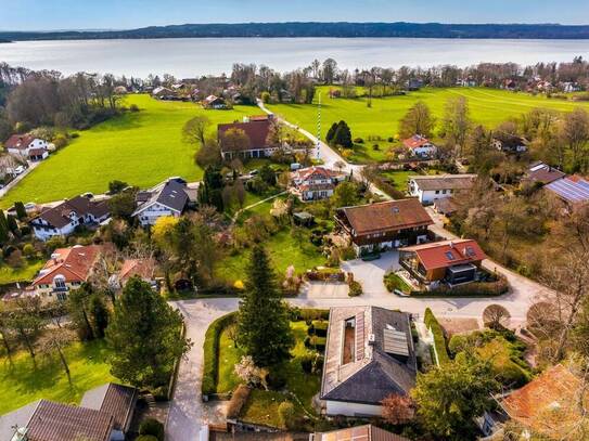 Genießen Sie einen wunderschönen Blick über die sanft hügelige Landschaft zum Starnberger See