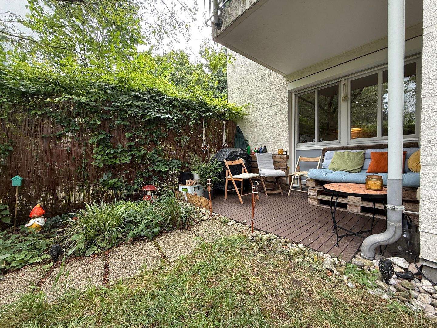 Grüne Stadtoase in Bestlage von Obersendling: 2-Zimmer-Gartenwohnung mit Terrasse und Nähe zur Isar