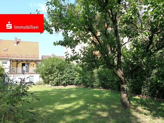 Älteres, kleineres Einfamilienhaus (DHH) zum Renovieren, herrlich großer Garten