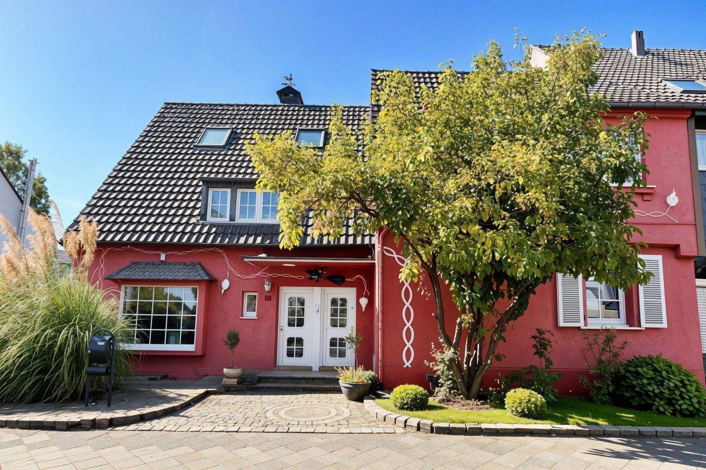 Zweifamilienhaus mit imposantem Grundstück in Düsseldorf-Unterrath