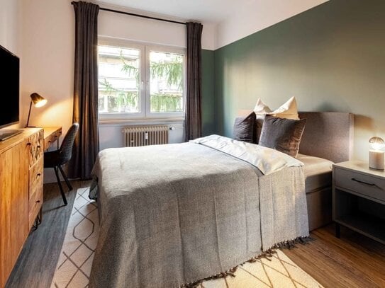 Modern möbliertes Zimmer in einem Co-Living-Apartment in Frankfurt