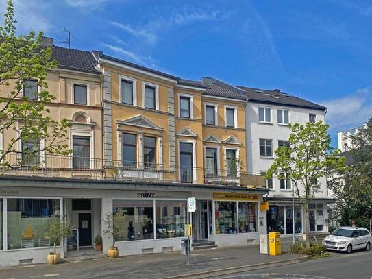 So zentral und mit ganz viel Charme! Moderne Altbauwohnung mit großen Balkonen.