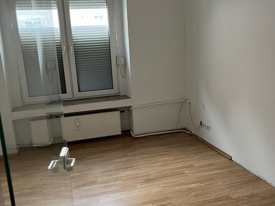 Lager 160 qm, Nahe der City: große Garage und Stellplatz zu mieten