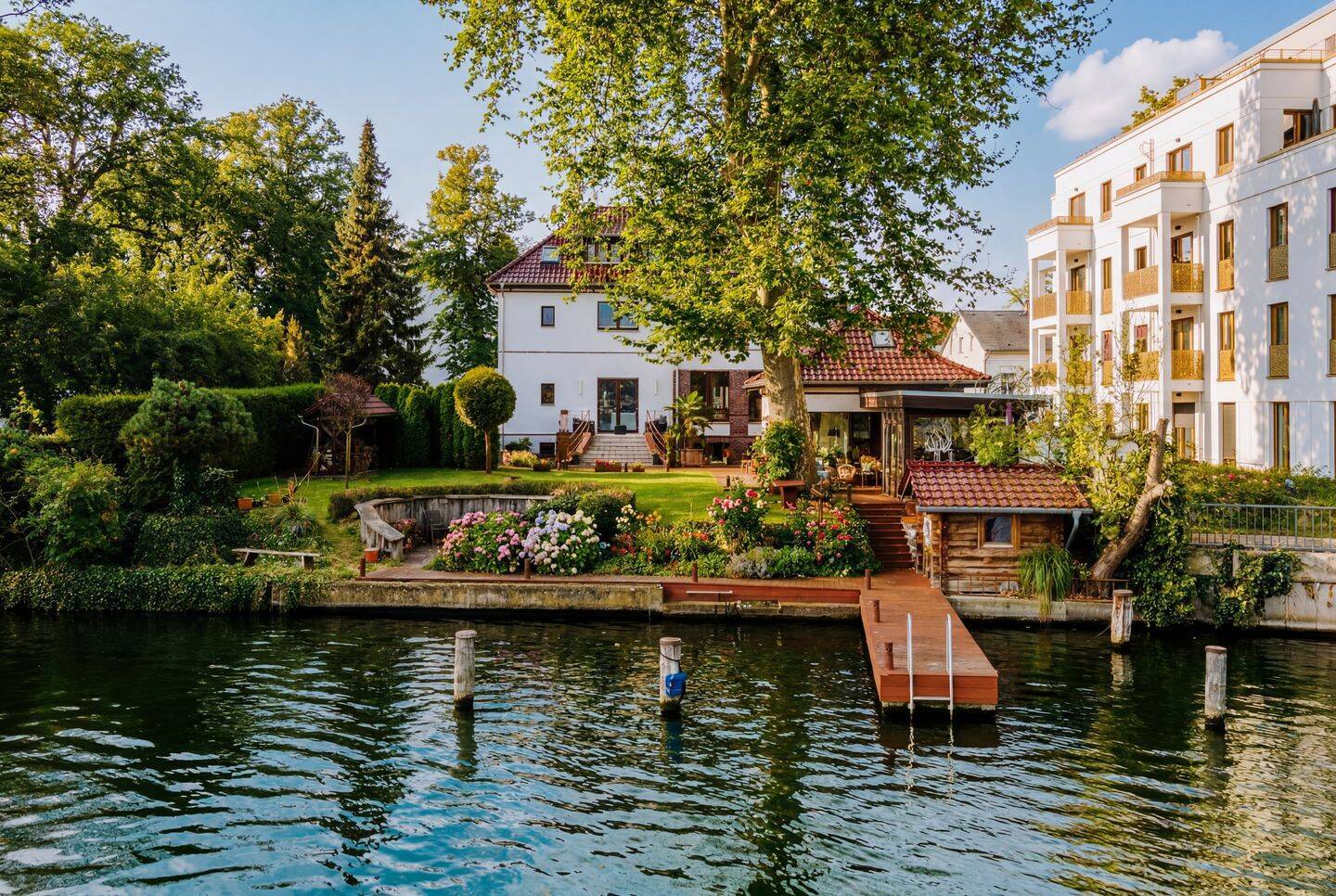 Mit Bootssteg, Remise, Keller, Kamin, Saunas u.v.m.: Einfamilienhaus-Villa am Wasser in Grünau - Photo 1