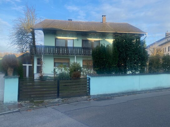 Haus mit drei Wohneinheiten, Doppelgarage und großem Garten in absolut ruhiger Wohnlage in Neustadt