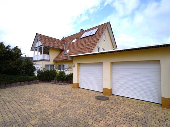 Großzügiges 3-Familienhaus mit Doppelgarage in ruhiger Ortslage