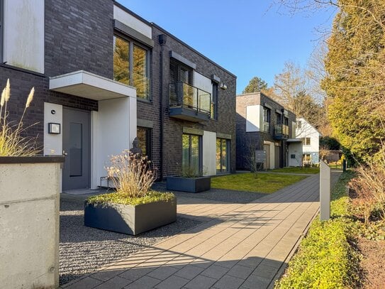 KFW-70-Haus - Neuwertige Maisonette-Wohnung mit Garten in Sackgassenlage!