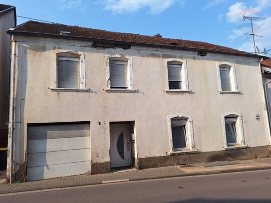 Remax!!! Stark Sanierungsbedürftiges Haus mit großem Grundstück in Wallerfangen zu verkaufen.