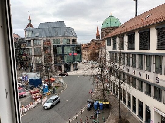 Nürnberg Lorenzer Altstadt: zentral gelegene 3-Zi. DG-Wohnung, gute Raumaufteilung, Bad mit Fenster, kleine Wohnküche m…