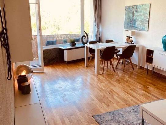 Voll möblierte, renovierte Wohnung mit zwei Zimmern sowie Balkon und EBK in Düsseldorf