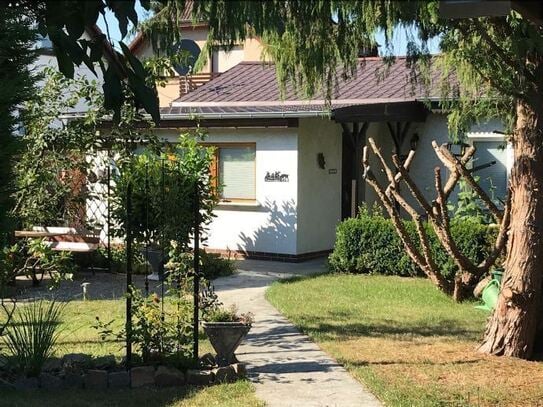 Kleines Einfamilienhaus in Schönefeld OT Altglienicke zu Verkaufen.