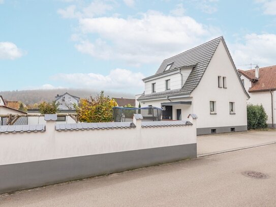 Exklusives Einfamilienhaus in Tiengen, mit einem Baugrundstück.