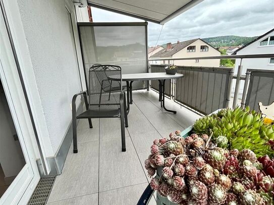 Großzügige 4 - Zimmer Wohnung mit Balkon in sehr guter Lage !