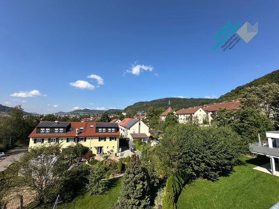 Atemberaubender Fernblick, sonnige Dachterrasse, großer Wohn/Essbereich, Tageslichtbad, ruhige Lage!