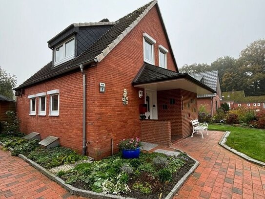 Gepflegtes 1 Familienhaus mit großem Garten und Garage