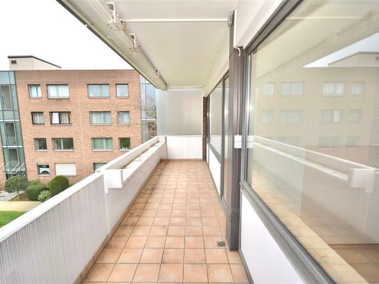 Sonnige 4-ZKB-Wohnung mit großem Balkon in Düsseldorf-Golzheim