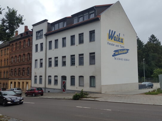 Sanierte Drei-Raum-Wohnung mit Einbauküche, Balkon und Blick ins Grüne