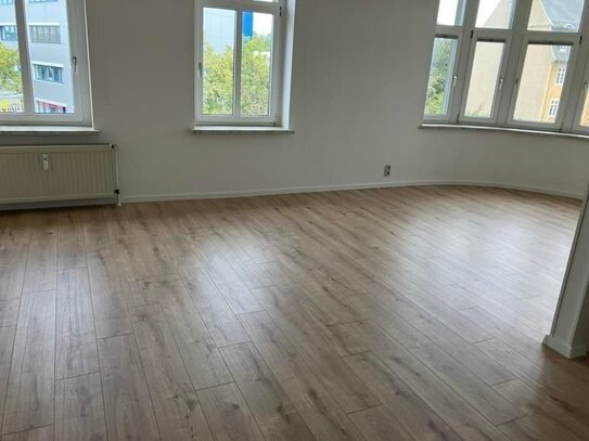 Große 3-Zimmer mit neuem Laminat, Hauswirtschaftsraum bzw. Ankleide und 2 x Tageslichtbad