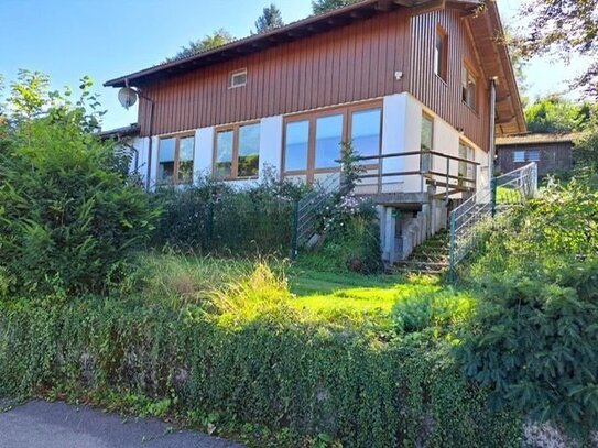 Traumhaus mit großem Garten mit Blick auf die Berge