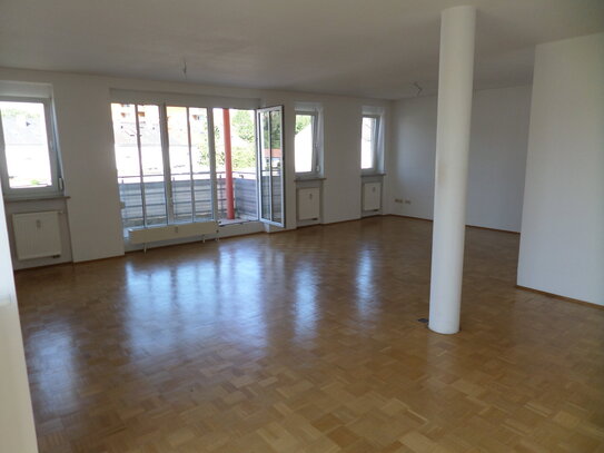 Frisch renoviert! Attraktive 4-Zimmerwohnung mit Balkon und Garage.