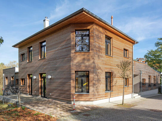 Haus im Haus: Luxus auf drei Ebenen mit großer Terrasse