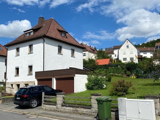 Einfamilienhaus mit Doppelgarage und großem Garten