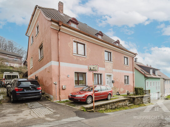 Charmantes Zweifamilienhaus mit großem Potenzial für Handwerker in ruhiger Lage