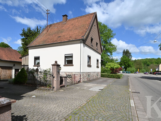 Renovierungsbedürftiges Einfamilienhaus in zentraler Lage