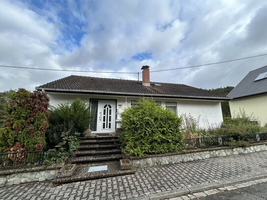 Einfamilienhaus (Fertighaus) mit Einliegerwohnung und Garten