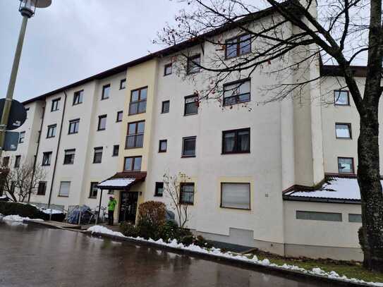 Schöne 2 Zimmer Wohnung mit großem überdachtem Süd/Südwest Balkon, in Traunreut