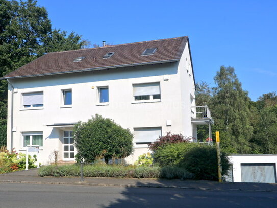 Haus mit 3 Wohneinheiten in ruhiger Wohnlage mit 2 Balkonen, 2 Garagen, 6 Stellplätzen