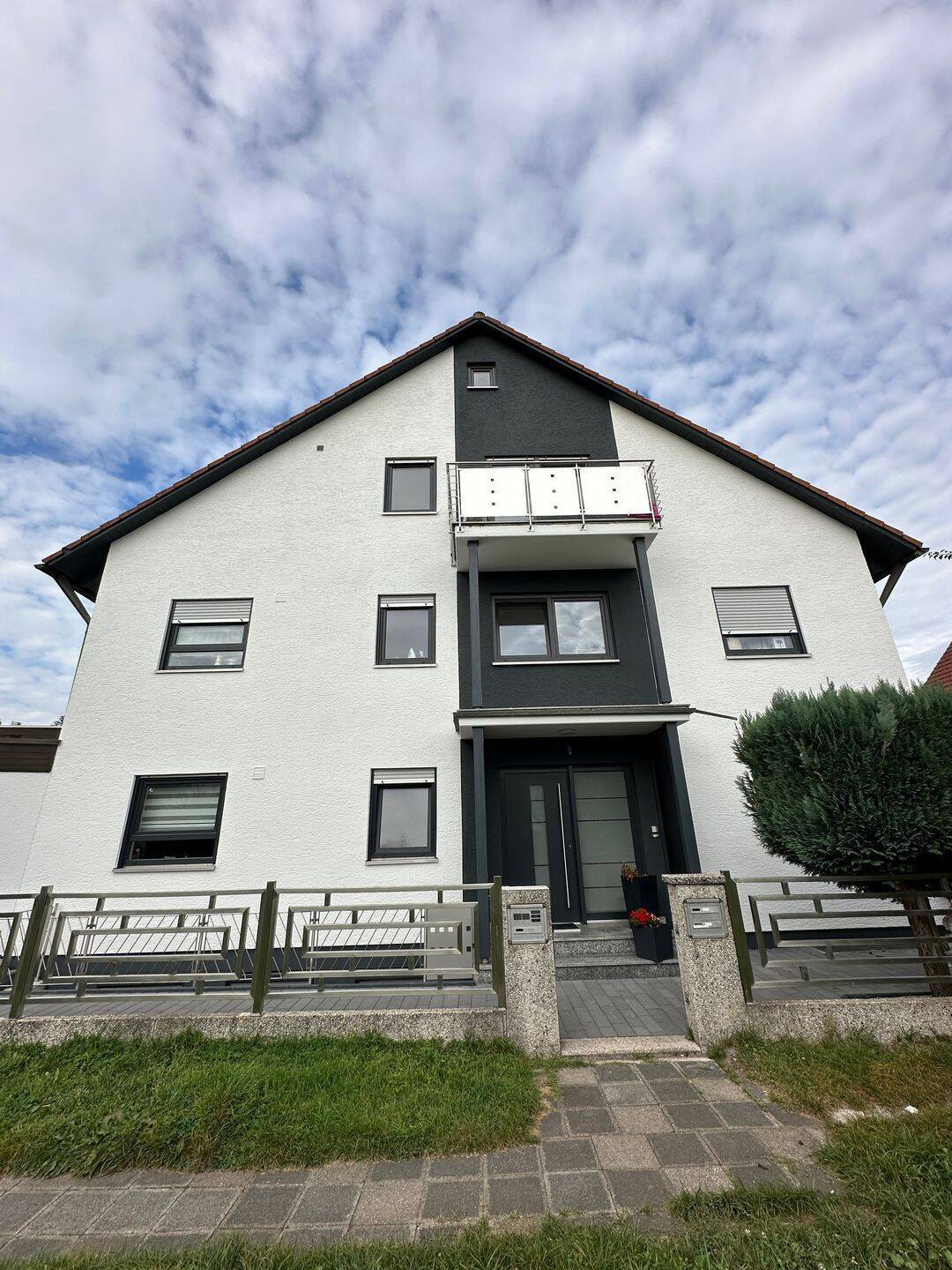                                                               Helle 3,5 Zimmer Dachgeschoss Wohnung                                                       in Maiach (Nürnberg)