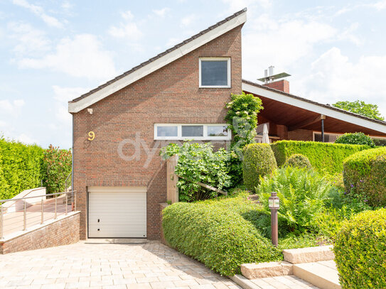 Luxuriöse und modernisierte Architektenvilla mit privatem Hallenbad.