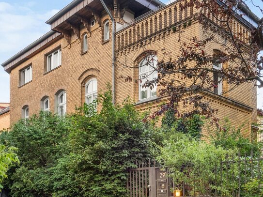 Traumhafte Dachgeschosswohnung mit Terrasse und Garten