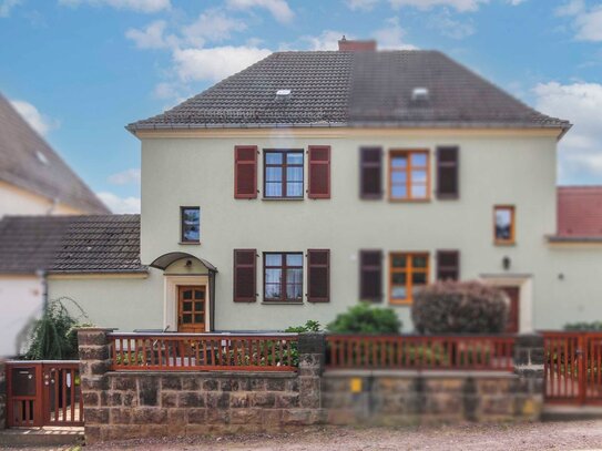 Lichtdurchflutet in Meißen: Reihenmittelhaus mit vielen Fenstern, Garage und Werkstatt