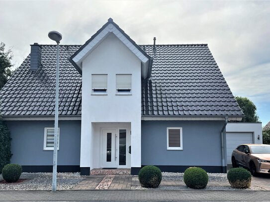 Einfamilienhaus in Krefeld zu verkaufen. Modern, freistehend, ruhige und familiäre Lage!