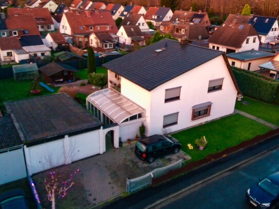 Freistehendes Einfamilienhaus mit großem Garten.