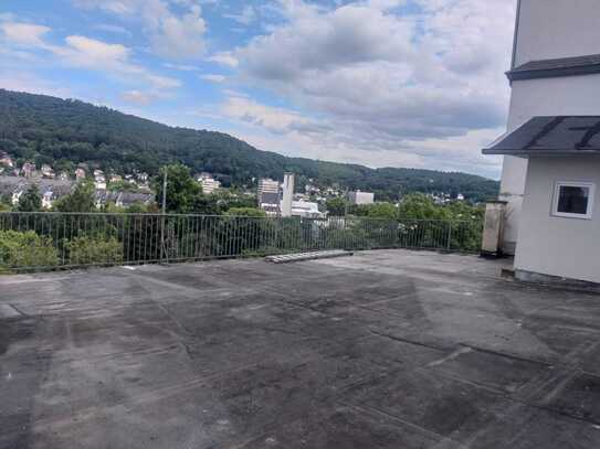 WG-geeignet, 3 Zimmer auf ca.100 qm mit wunderschönem Ausblick von der Dachterrasse auf Marburg!