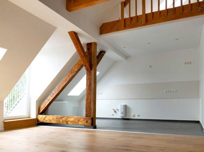 Schöne Dachgeschosswohnung mit Galerie und sichtbaren Holzbalken - Foto 1