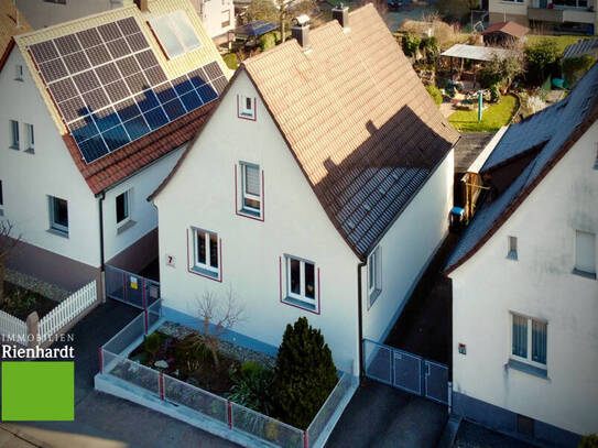 Auffallend gepflegt: Modernisiertes Einfamilienhaus mit tollem Garten und Brunnen!