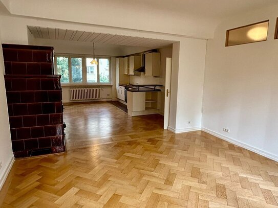 SACHSENHAUSEN, große renovierte 3-ZW, Altbau, Parkett, 2 Bäder, off. EBK, Deko-Kachelofen, ab sofort beziehbar!