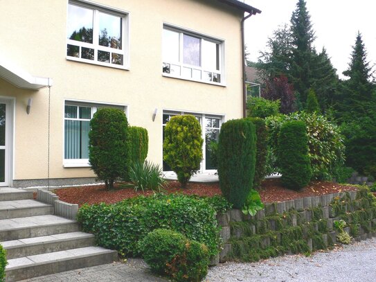 Helle Süd- Terrassenwohnung mit Pflanzgarten und Blick ins Grüne in ruhigem Vier- Parteienhaus