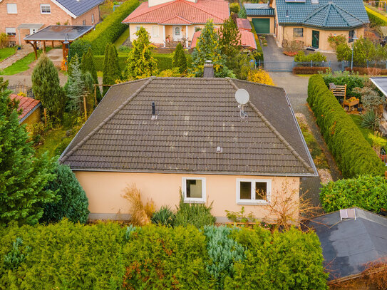 Fußbodenheizung, Rollladen, ausbaufähiges Dach: Bungalow Strausberg - Zweite Seereihe & bahnhofsnah!