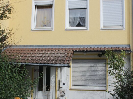 Im Bieterverfahren: Augsburg-Haunstetten: renovierungsbedürftiges Reihenmittelhaus zu verkaufen