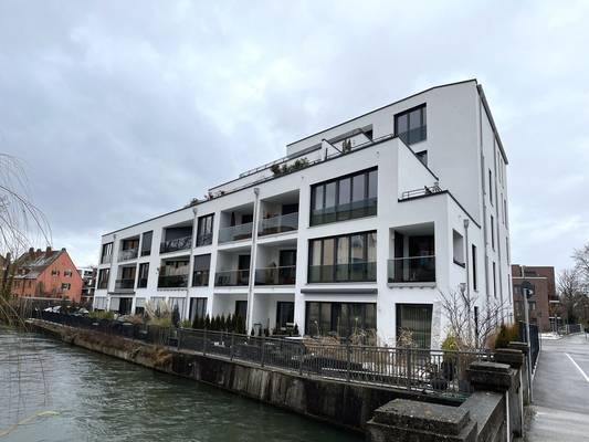 Lichtdurchflutete 3 Zimmerwohnung mit Loggia und Balkon direkt am Schäfflerbach gelegen